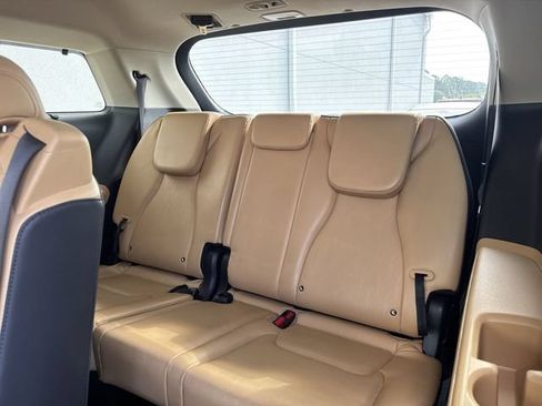 Used 2024 Kia Carnival EX FWD image 11