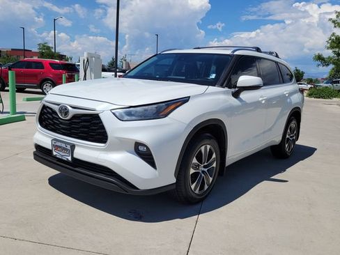 Used 2020 Toyota Highlander XLE AWD/4WD image 4