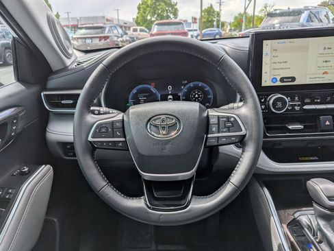 Used 2023 Toyota Highlander Limited AWD/4WD image 18