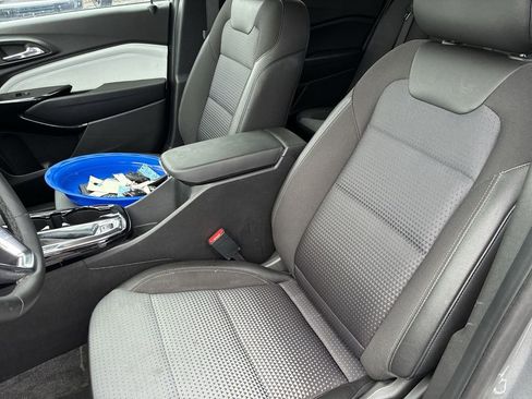 Used 2025 Chevrolet Trax LT w/ LT Convenience Package image 11