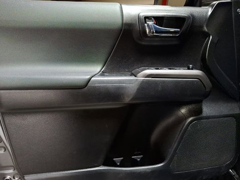 Used 2022 Toyota Tacoma TRD Off-Road w/ Technology Package image 12