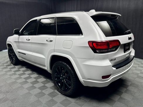 Used 2017 Jeep Grand Cherokee Altitude AWD/4WD image 3
