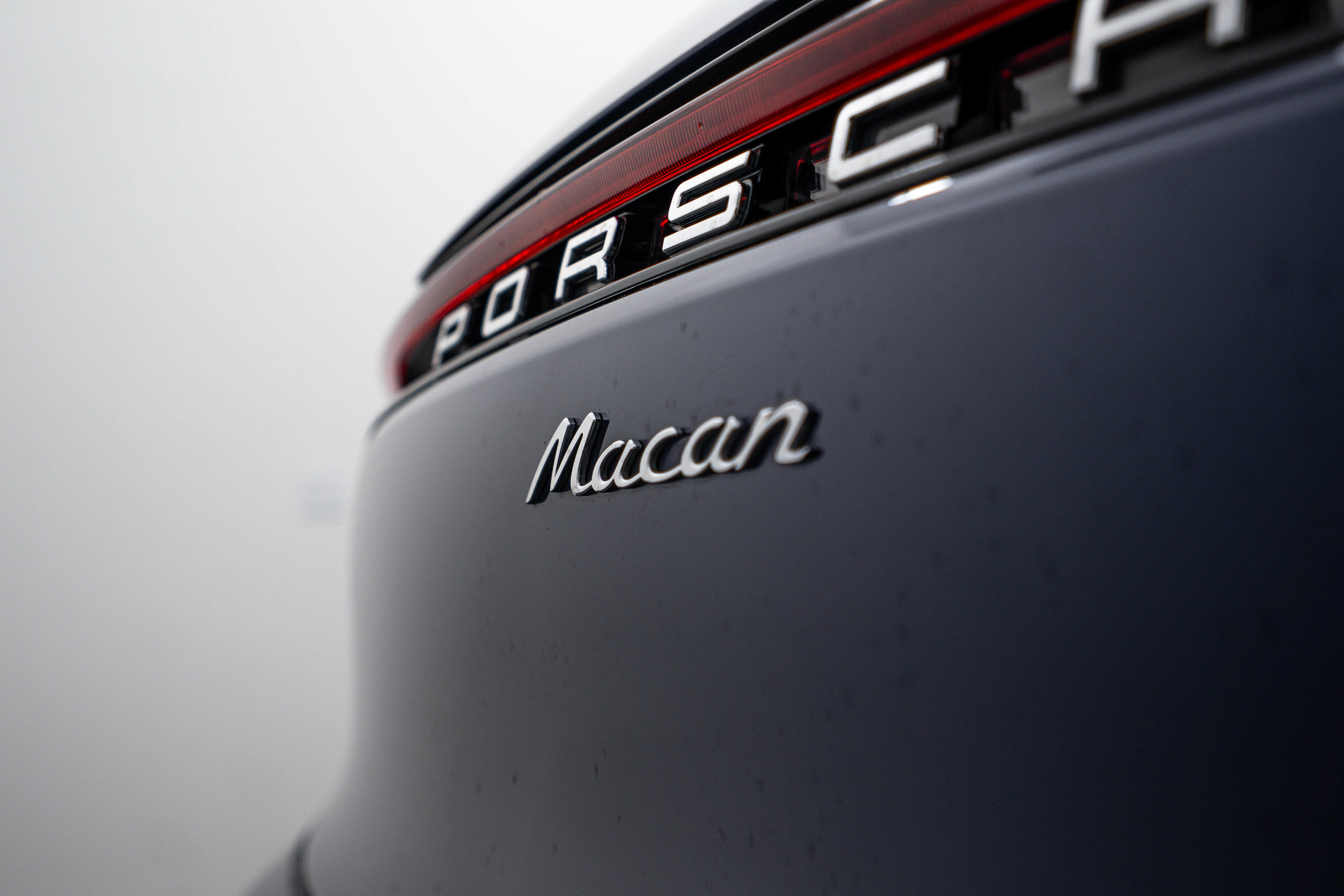 Certified 2025 Porsche Macan AWD/4WD image 25