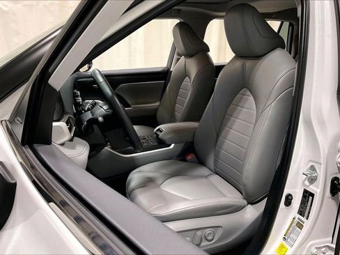 Used 2023 Toyota Highlander XLE AWD/4WD image 25