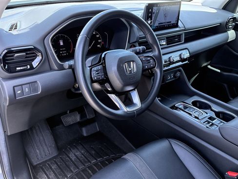 Certified 2025 Honda Pilot Touring image 2