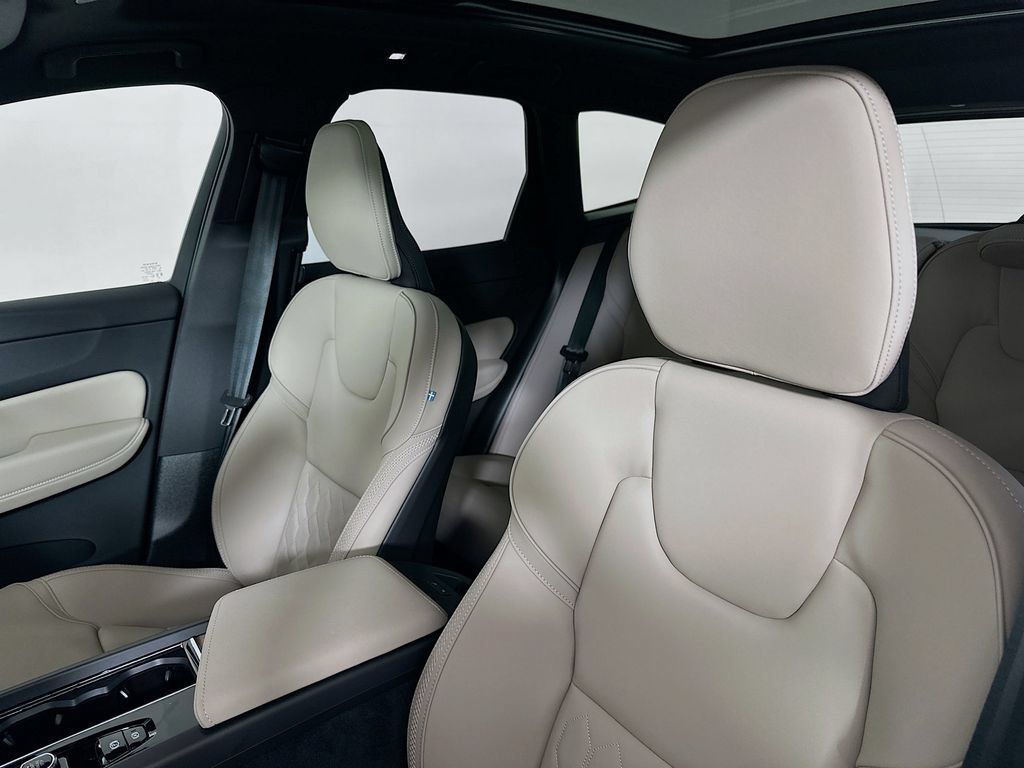 Used 2026 Volvo XC60 B5 Plus w/ Protection Package Premier AWD/4WD image 8