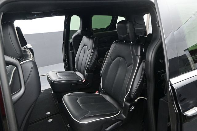 Used 2026 Chrysler Pacifica Limited FWD image 12