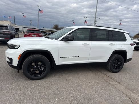 New 2025 Jeep Grand Cherokee L Altitude image 3