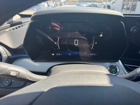 Used 2025 Chevrolet Trax LT w/ Driver Confidence Package image 9