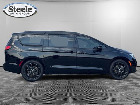 New 2026 Chrysler Pacifica Limited w/ S Appearance Package image 6
