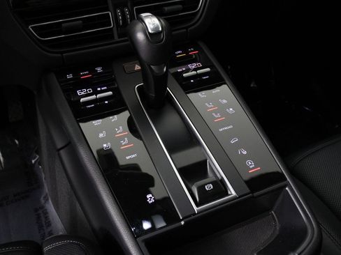 Certified 2024 Porsche Macan image 18