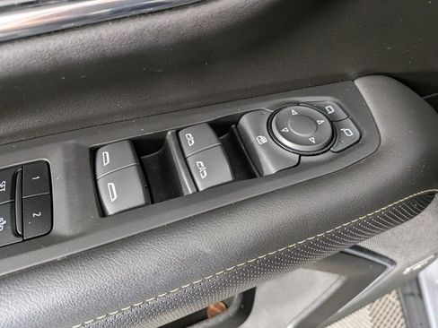 Used 2023 GMC Yukon SLT image 16