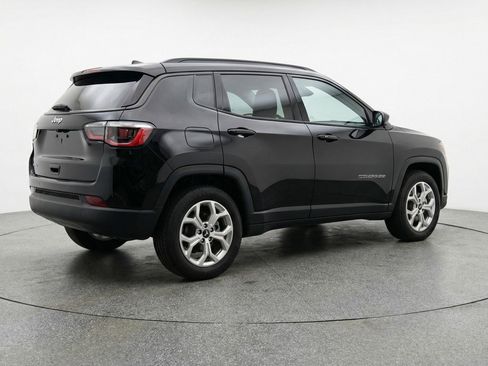 Used 2025 Jeep Compass Latitude AWD/4WD image 9