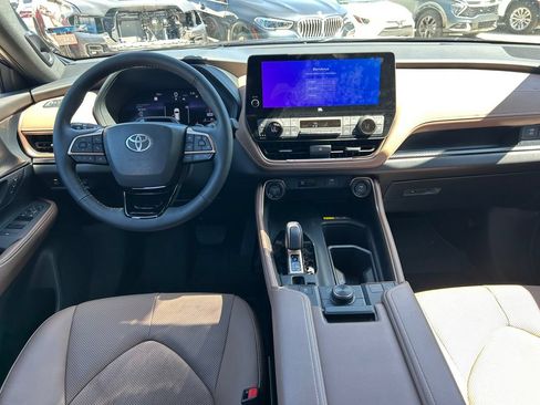 Used 2025 Toyota Grand Highlander AWD Hybrid image 20