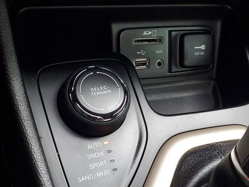 Used 2017 Jeep Cherokee Latitude w/ Cold Weather Group image 28