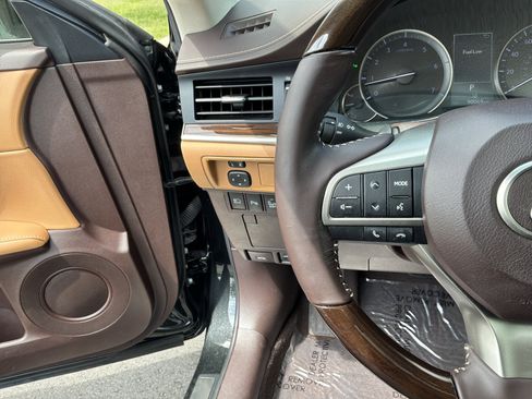 Used 2017 Lexus ES 350 w/ Premium Package FWD image 19