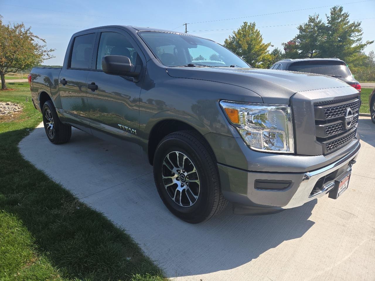 Used 2024 Nissan Titan SV AWD/4WD image 3