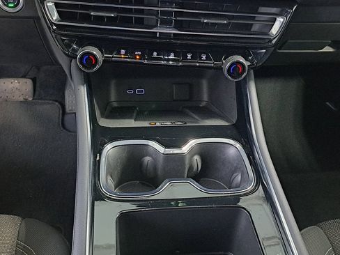 Used 2025 Chevrolet Traverse LT image 18