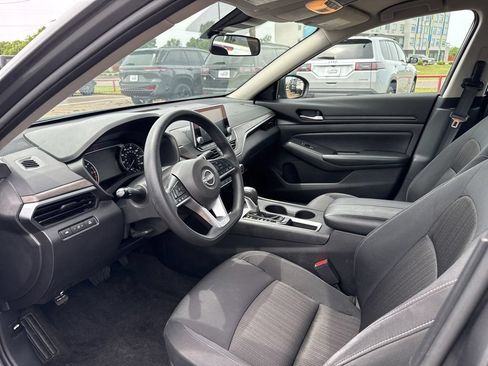 Used 2025 Nissan Altima 2.5 SV FWD image 12