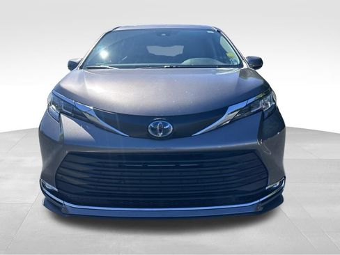 Certified 2022 Toyota Sienna XLE w/ XLE Plus Package FWD image 8