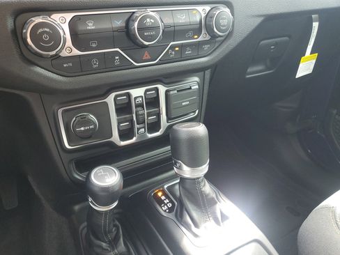 New 2026 Jeep Gladiator Sport AWD/4WD image 18