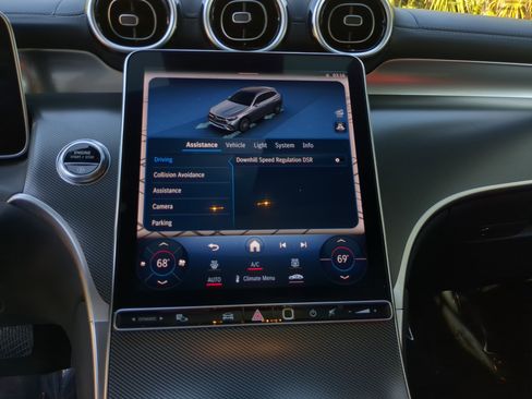 Used 2024 Mercedes-Benz GLC 300 4MATIC image 23