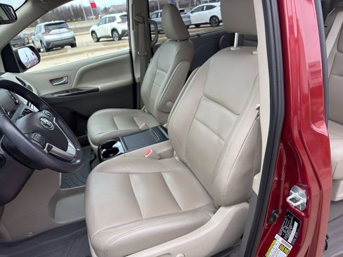 Used 2020 Toyota Sienna XLE image 10