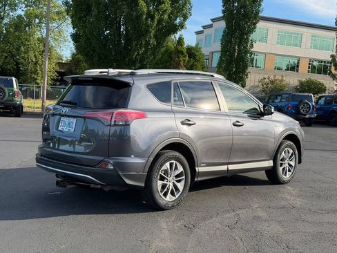 Used 2018 Toyota RAV4 LE AWD/4WD image 3
