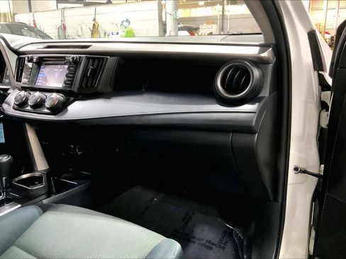 Used 2017 Toyota RAV4 LE AWD/4WD image 19