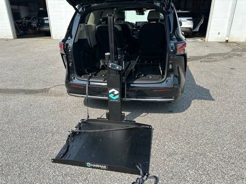 Used 2025 Toyota Sienna Limited AWD/4WD image 14