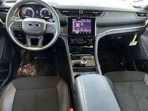 New 2025 Jeep Grand Cherokee L Laredo image 4