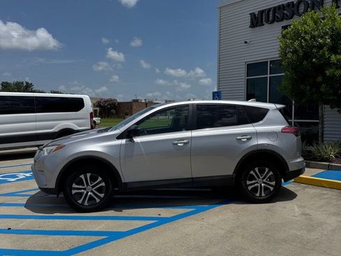 Used 2018 Toyota RAV4 LE FWD image 3