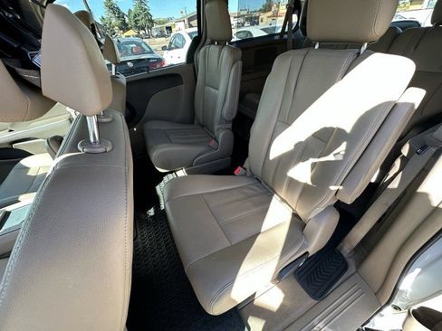 Used 2016 Chrysler Town & Country Touring FWD image 15