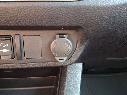 Used 2018 Toyota Tacoma SR5 AWD/4WD image 23
