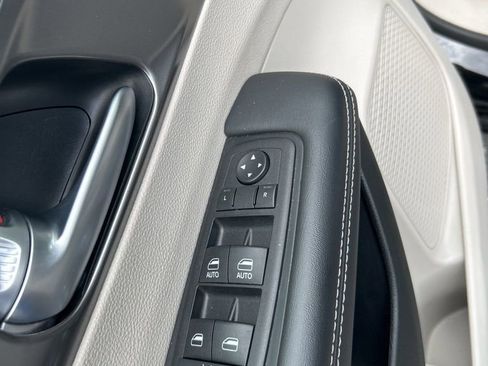 Used 2024 Chrysler Pacifica Touring-L image 26