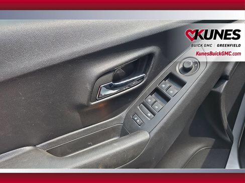 Used 2022 Chevrolet Trax LT w/ LT Convenience Package AWD/4WD image 13