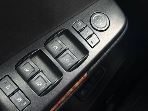 Used 2018 Chevrolet Tahoe Premier AWD/4WD image 40