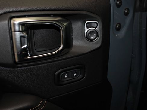 Used 2025 Jeep Wrangler Unlimited Sahara AWD/4WD image 21