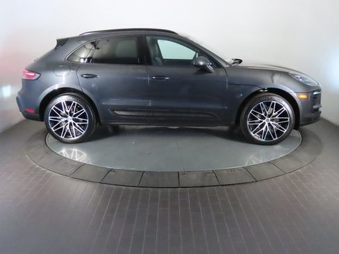 Certified 2025 Porsche Macan AWD/4WD image 8