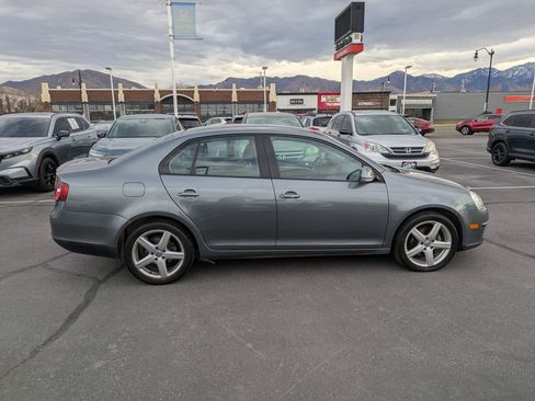 Used 2010 Volkswagen Jetta Limited Edition image 2