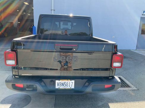 Certified 2025 Jeep Gladiator Sport AWD/4WD image 3