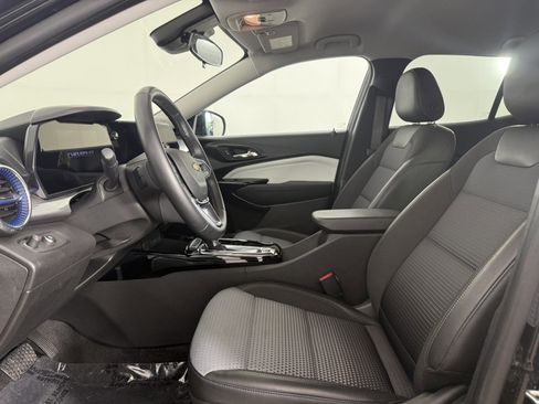 Used 2025 Chevrolet Trax LT w/ LT Convenience Package FWD image 14