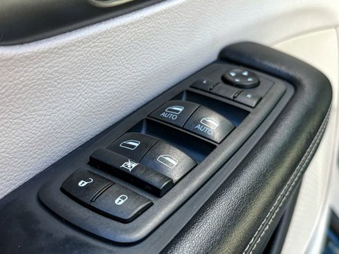 Used 2021 Chrysler Pacifica Touring-L image 4