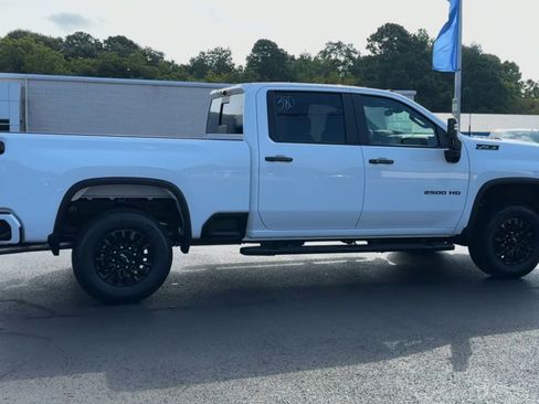 Used 2024 Chevrolet Silverado 2500 LT AWD/4WD image 9