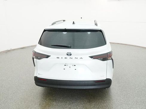 New 2026 Toyota Sienna XLE image 18