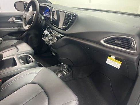 New 2025 Chrysler Voyager LX image 25