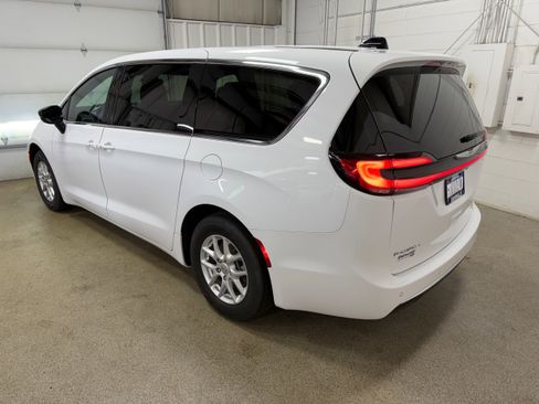 Used 2025 Chrysler Pacifica Select FWD image 9