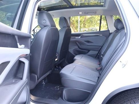 New 2025 Volkswagen Tiguan SE image 21