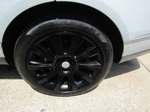 Used 2015 Land Rover Range Rover Supercharged image 17