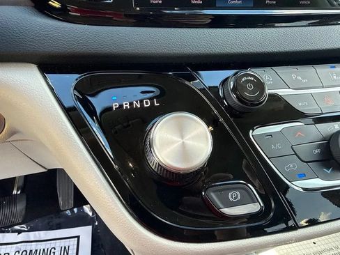 Used 2024 Chrysler Pacifica Touring-L FWD image 22